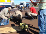 Motociclista arranca placa de sinalização na rotatória próxima à subestação de energia em Maracaju