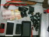 Maracaju: PM fecha “Boca de Fumo”, prende dono da boca e apreende drogas e arma