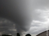 Internauta registra redemoinho em formato de tornado com nuvens antes de chuvas de hoje em Maracaju 