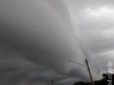 Internauta registra redemoinho em formato de tornado com nuvens antes de chuvas de hoje em Maracaju 