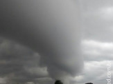 Internauta registra redemoinho em formato de tornado com nuvens antes de chuvas de hoje em Maracaju 