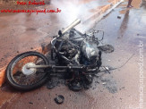 Maracaju: Motocicleta pega fogo após colisão na “Biquinha”