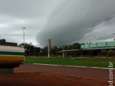 Internauta registra redemoinho em formato de tornado com nuvens antes de chuvas de hoje em Maracaju 