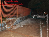 Maracaju: Condutor sai da 47ª Expomara perde controle de veículo colide com árvore e muro de escola