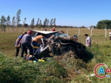 Grave acidente entre carreta e camionete deixa duas vítimas