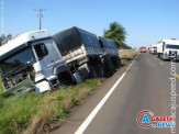 Grave acidente entre carreta e camionete deixa duas vítimas