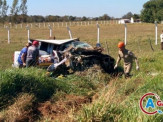 Grave acidente entre carreta e camionete deixa duas vítimas