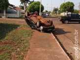 Maracaju: Colisão deixa veículo capotado na Av. Mario Correa