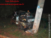 Maracaju: Condutor destrói veículo em colisão com poste de rede elétrica na madrugada deste domingo