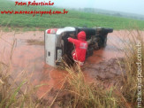 Maracaju: Caminhonete aquaplana no mini anel rodoviário, capota e segundo veículo para evitar colisão sai fora da pista