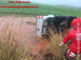 Maracaju: Caminhonete aquaplana no mini anel rodoviário, capota e segundo veículo para evitar colisão sai fora da pista