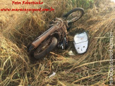 Bombeiros de Maracaju atendem ocorrência de queda de motociclista, e encontra cobra Jiboia enrolada em moto