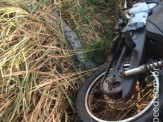 Bombeiros de Maracaju atendem ocorrência de queda de motociclista, e encontra cobra Jiboia enrolada em moto
