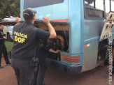 DOF apreende ônibus recheado com 284 kg de maconha e prende motorista e batedor da carga que iria para o interior de São Paulo