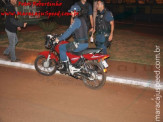 Maracaju: Motociclista atropela rotatória, destrói motocicleta e fica bem esfolado