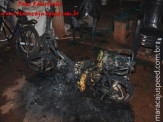 Maracaju: Incêndio possivelmente criminoso e com tendências políticas destrói motocicleta e coloca família em perigo