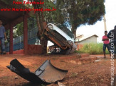 Maracaju: Adolescente de apenas 16 anos de idade conduzindo veículo decola e estaciona em cima de árvore na Vila Adrien
