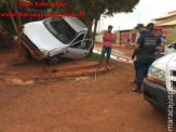 Maracaju: Adolescente de apenas 16 anos de idade conduzindo veículo decola e estaciona em cima de árvore na Vila Adrien