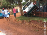 Maracaju: Adolescente de apenas 16 anos de idade conduzindo veículo decola e estaciona em cima de árvore na Vila Adrien