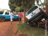 Maracaju: Adolescente de apenas 16 anos de idade conduzindo veículo decola e estaciona em cima de árvore na Vila Adrien