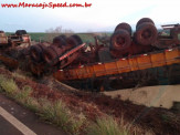Carreta com placas de Maracaju carregada com soja tomba na Rodovia MS-270