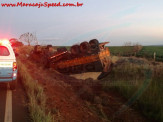 Carreta com placas de Maracaju carregada com soja tomba na Rodovia MS-270