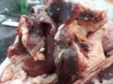 Denúncia do Facebook leva Procon a mercado que vendia carne podre