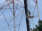 Homem sobe em torre da operadora OI e ameaça se jogar 