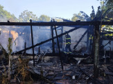 Casa pega fogo e fica destruída em Ponta Porã