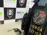 Ao ver PM, homem joga arma pelo muro e acaba preso