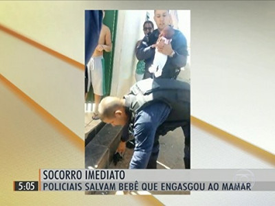 Policiais salvam bebê recém-nascido que engasgou ao mamar