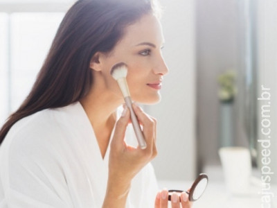 Perfumes, batons e esmaltes podem antecipar a menopausa, aponta pesquisa