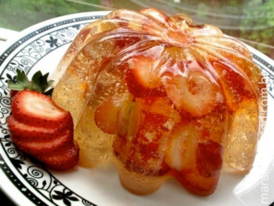 RECEITA: Gelatina de champagne com morangos 