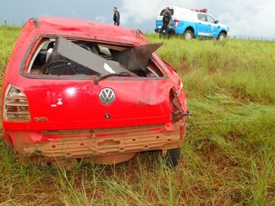 Carro capota na MS-289 após condutor se assustar com fumaça