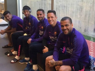 Neymar posa com brasileiros do Barça e brinca: "Bora treinar, brasucas"