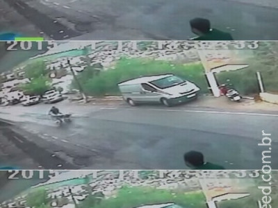 Homem salva bebê em carrinho desgovernado