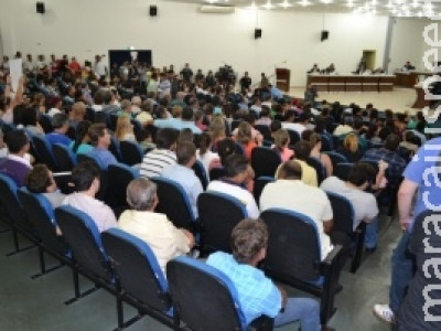 Câmara encerra sessão com três vereadores cassados e um renunciou