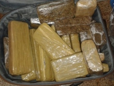 Empregada de traficante é presa com maconha