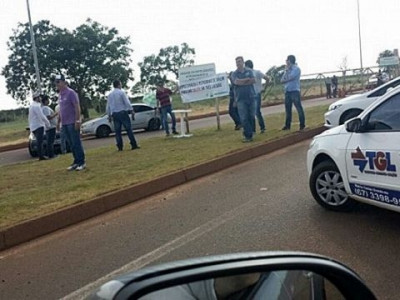 Empresários voltam a protestar contra calote e fecham BR-158