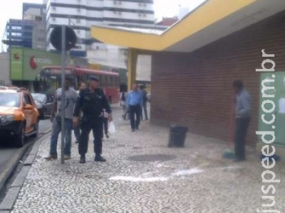 Homem defeca na calçada de terminal rodoviário e é obrigado a limpar