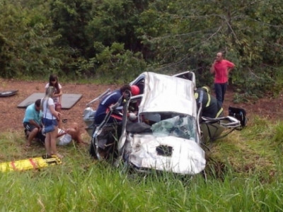 Acidente mata criança e deixa casal, em estado grave