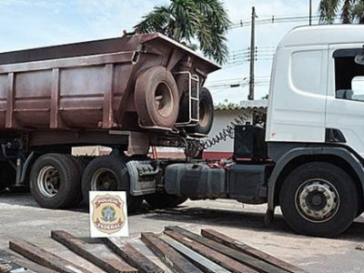 Droga encontrada em barras metálicas tem peso aproximado de 190 quilos, diz PF