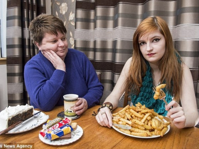 Adolescente com fobia rara vive comendo apenas batatas fritas e queijo 