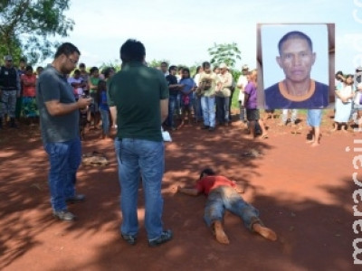Homem é encontrado morto pela mãe no quintal de casa