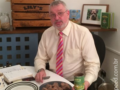 Conheça o homem que come comida de cães para viver