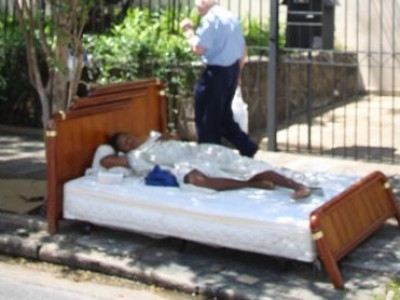 Menino de 14 anos constrói quarto em calçada