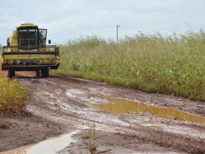 Com estradas em mau estado, produtores não podem escoar produção