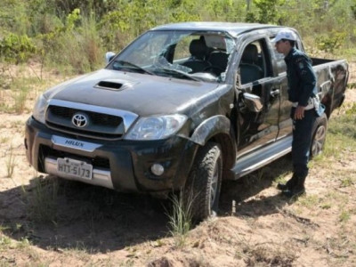 Caminhonete capota ao passar por 