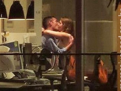 Casal é visto fazendo sexo em escritório
