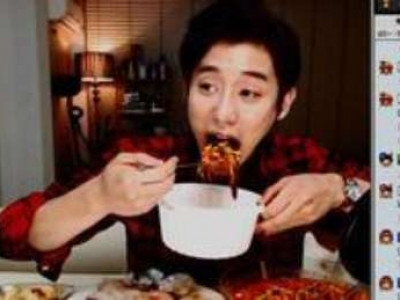  Coreanos ganham dinheiro para comer diante da webcam